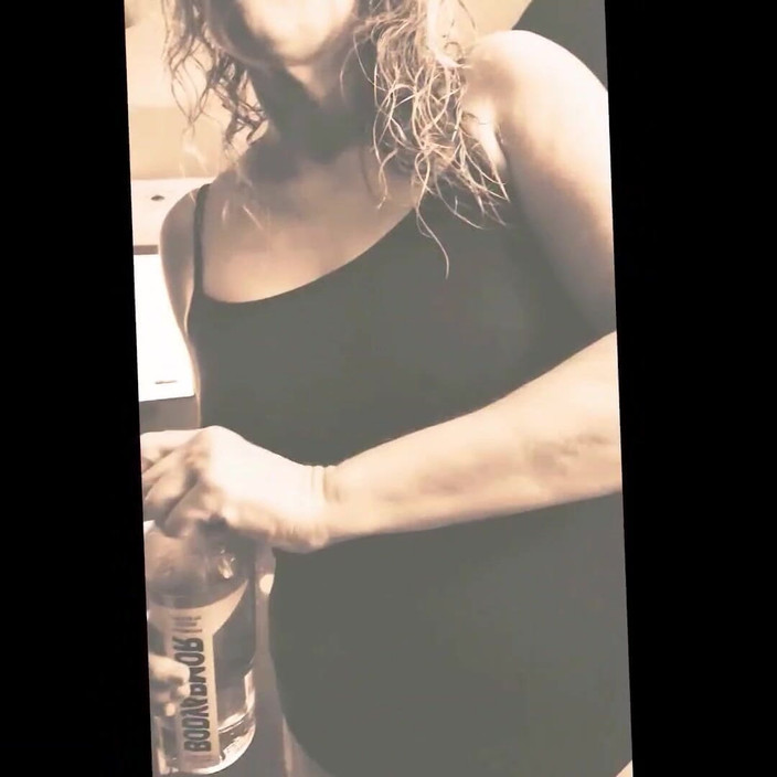 Bombstick and Trouble: Sletterige stiefmoeder sluipt om aan mijn dikke pik te zuigen