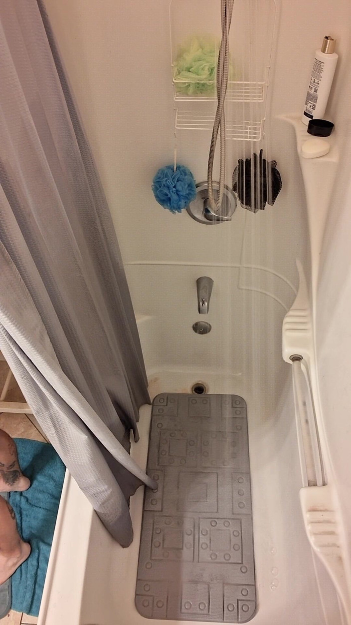 DubeSnackes: Dubesnackes, показуючи час і миючи і потираючи його сексуальне тіло.