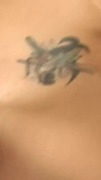 Frumusețea gagică tatuată primește o pulă uriașă în pizda ei sexy