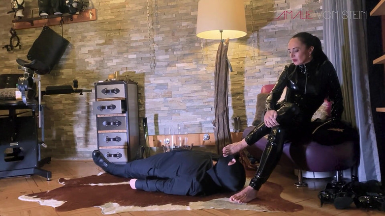 Amalie von Stein: Рабыня в латексе со слюной - повинуйся и проглот, как хорошая маленькая поросенка