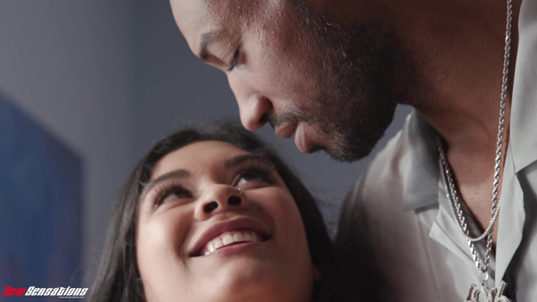 New Sensations: Babysitter Reina Heart neemt de grote zwarte lul geldkans