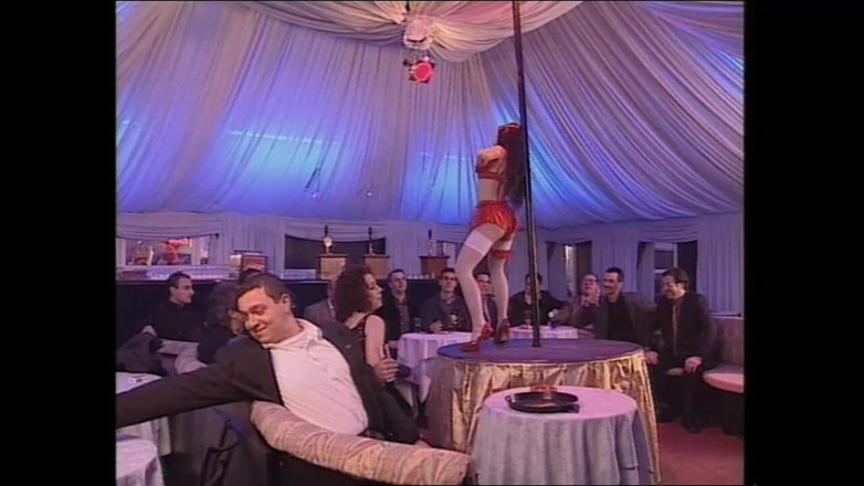 Vintage megastore: Une douce jeune brune vêtue de bas sexy danse pour...