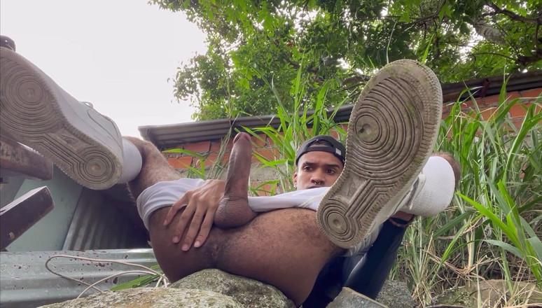 vergar4_daviid: サッカー選手はトレーニングを始め、廃屋の裏でストローが作られる