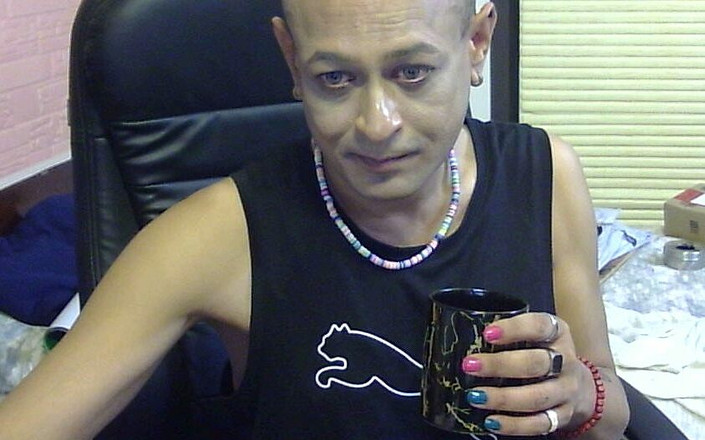 Trisha G: Cagna matura mostra il corpo oleoso e si fa tatuaggi