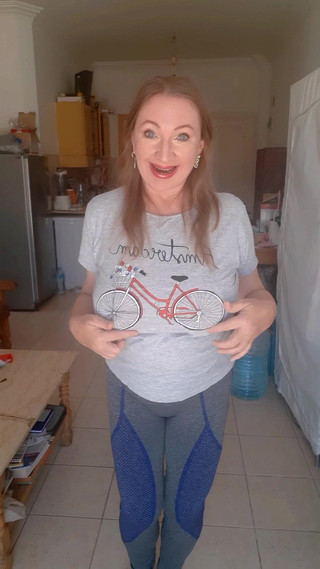 MariaOld: Striptease met enorme tieten en poesje vingeren