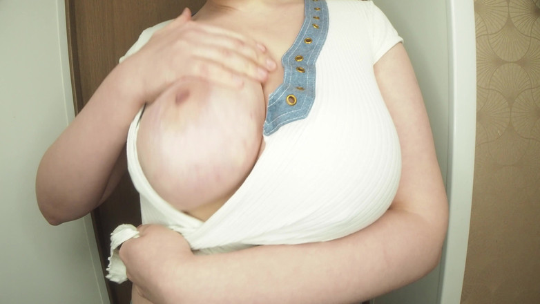 BustyVic: Jag klippte min topp med sax så att mina bröst...