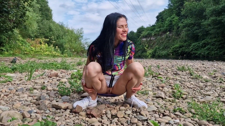 Nicky Brill: Naked Outdoor with Wide Open Pussy and Peeing