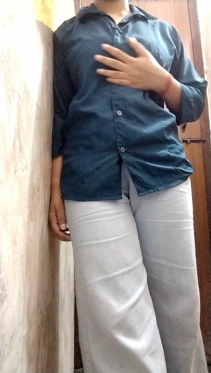 Riyathakur: भारतीय हॉट कमसिन आंटी खुद का मजा ले रही है