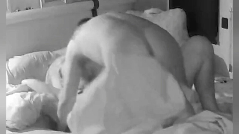 KittieNoOne: La moglie arrapata riceve le dita, la bocca, le vibrazioni...