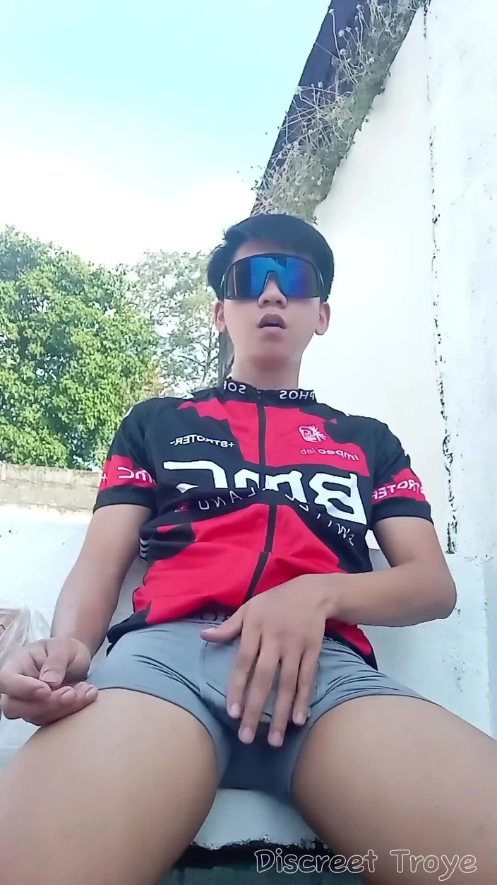 Troye_AsianPinoy: Depois de uma longa cavalgada, eu parou aqui para atirar...