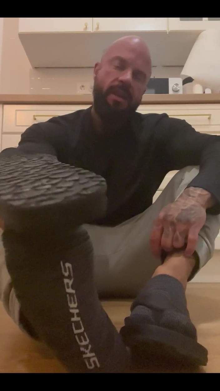 Jasons feet: Sprawiam, że wąchasz moje śmierdzące klapki