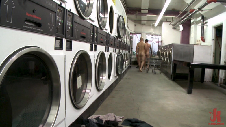 Kink Men Classics: Тайлер Раш: обрізана, мука і трах у груповусі в брудному пральні