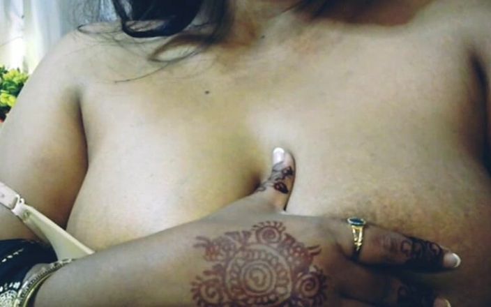 HotGirl21: Gadis desi seksi mengisap payudara menunjukkan menggosok puting.