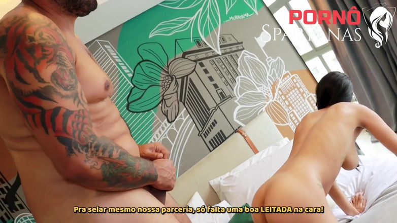 Porno Spartanas: Vânzător ambulant îi mănâncă fundul unei curve fierbinți