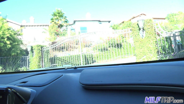 MILF Trip: Milf divorciada cachonda se folla a un chico de su...