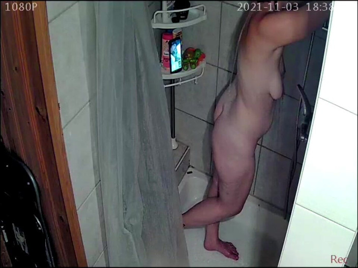 KittieNoOne: 샤워 캠은 나에게 장난감을 보여줍니다