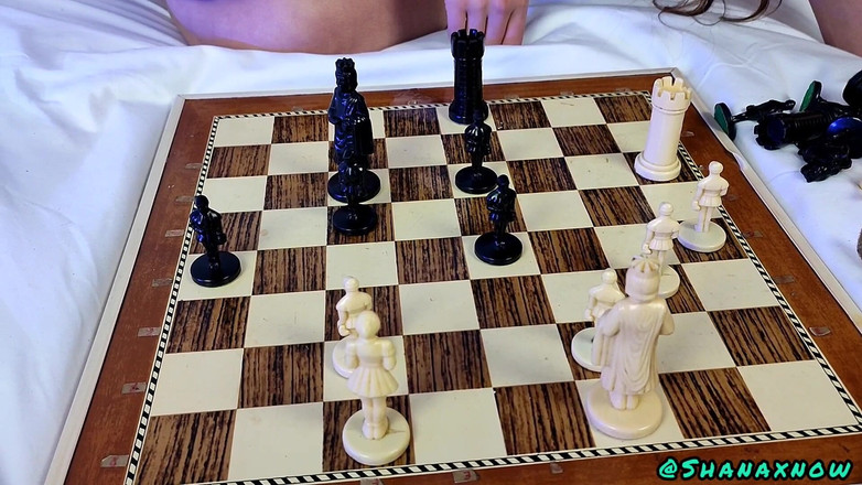 Shanaxnow: Leche en boca, reina del juego de ajedrez