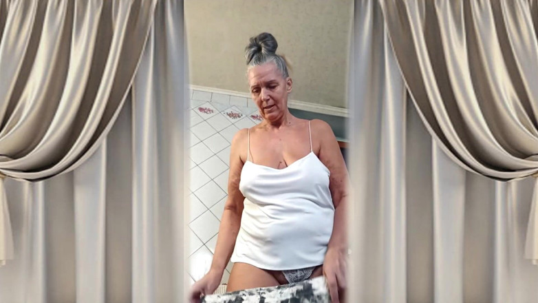 Lukerya: La Casalinga Bollente Lukerya Prende in Giro Con I Fianchi...