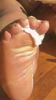 Golden Foot Massage: Ebony SSBBW Massages Feet with Lotion