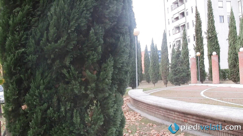 Foot Fetish HD: La belle Christelle montre ses pieds en nylon à l'extérieur