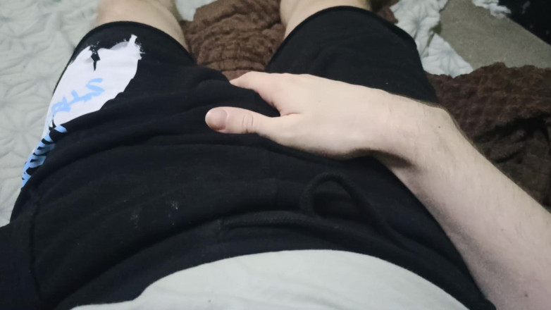 Pasha: Typ streichelt seinen schwanz durch seine shorts