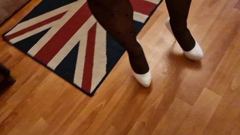 Milosbroz: Bộ ba giày cao gót gợi cảm, bí mật đi dạo...