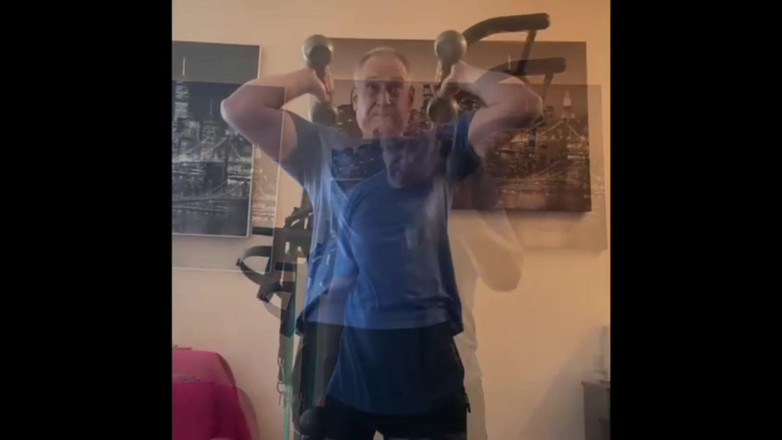 Alex Igogo: Academia em casa, fumar e se masturbar