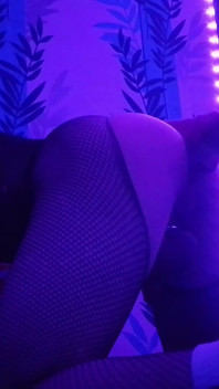 Succhia il dildo, anale e mungendosi