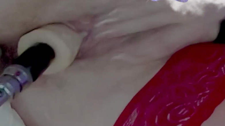 Nicolette69w: Vagina yang sangat basah close-up, penggetar pada kelentit, mesin seks...