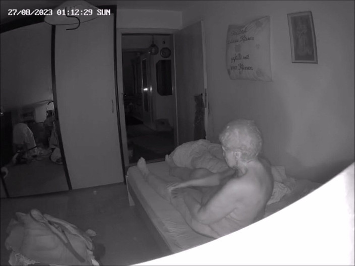 Heisseoma: Une mamie se branle encore la chatte tard dans la...