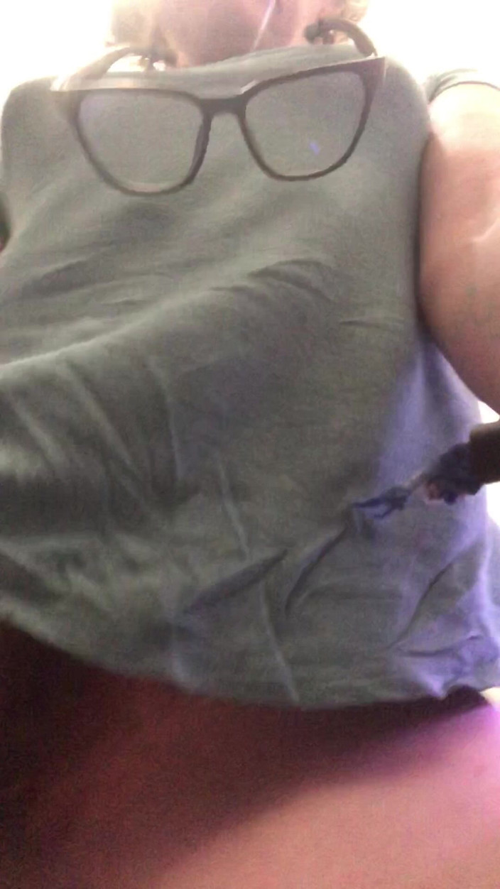 MistressWriggler: Dört Saat Boyunca Tuttuktan Sonra Uçakta Büyük Sidik!