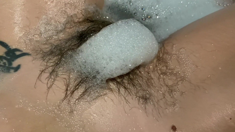 Cuteblonde666: Buisson poilu sous l'eau dans la baignoire