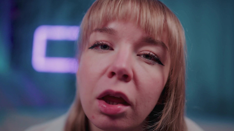 Jolie Lyon: 의붓딸과 바람을 피우는 이웃 여자