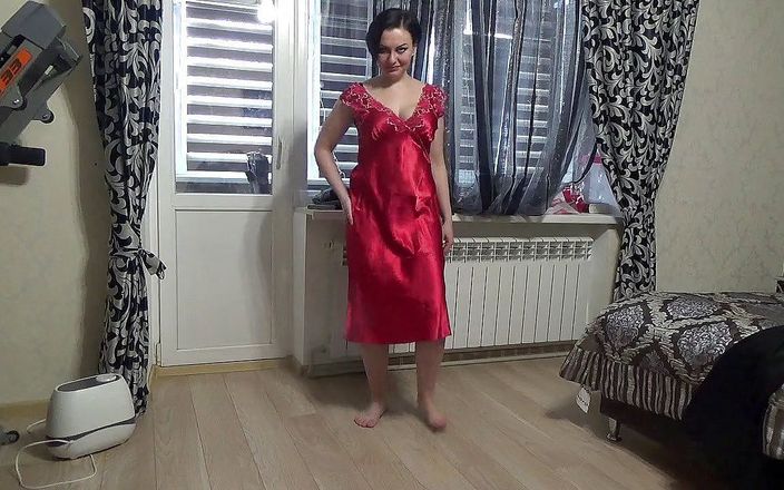 Sexy Milf: あなたのためにセクシーな赤いサテンのネグリジェをモデリングする最もセクシーな私の衣装N4
