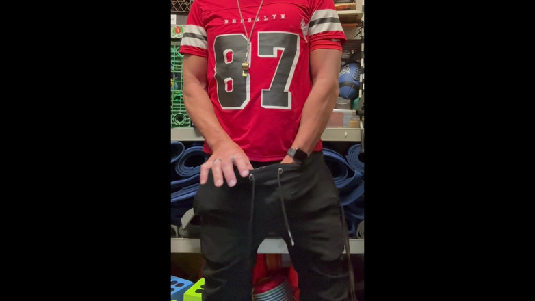 JockDad87: Jockdad87은 87번이 적힌 유니폼에 한 발을 뿌립니다.