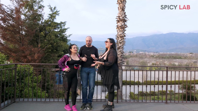 Spicy Lab Production: Büyük Göğüslü Turistler