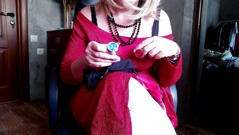 Elena: Milf y anal plug anal en su apretado culo ruso