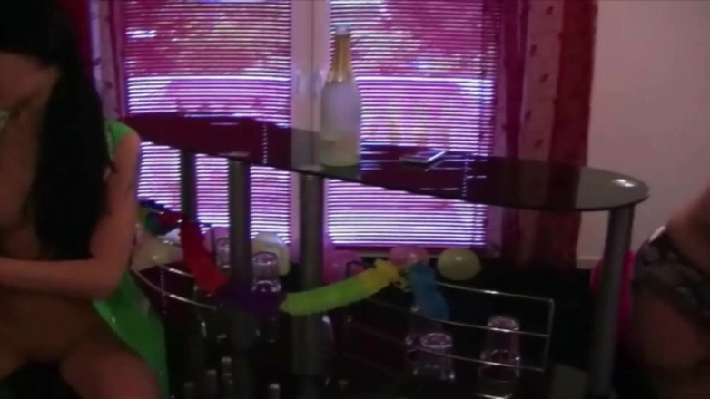 Videos Francaises: Zwei versaute französische damen sind hier, um zu dritt gefickt...