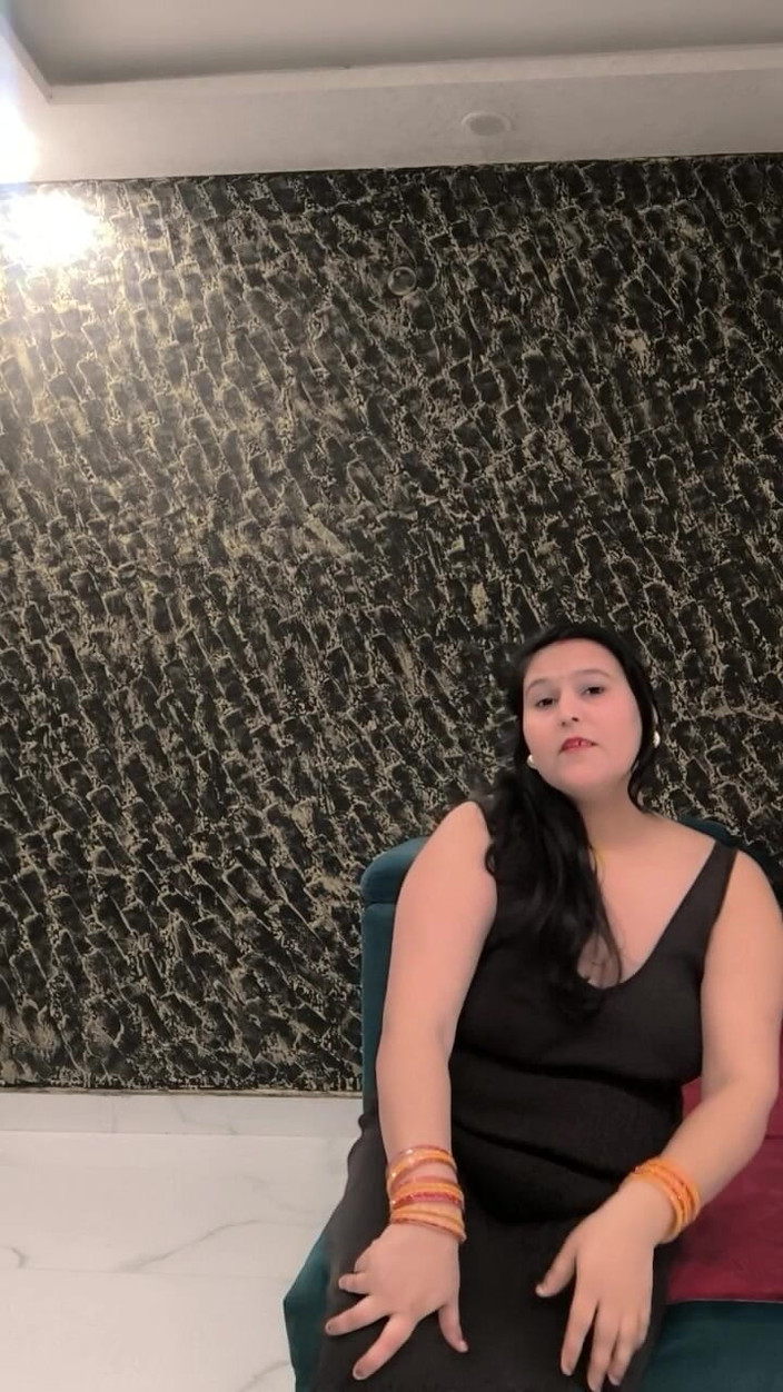 Puja555: Пуджа бхабхи играет с большими сиськами