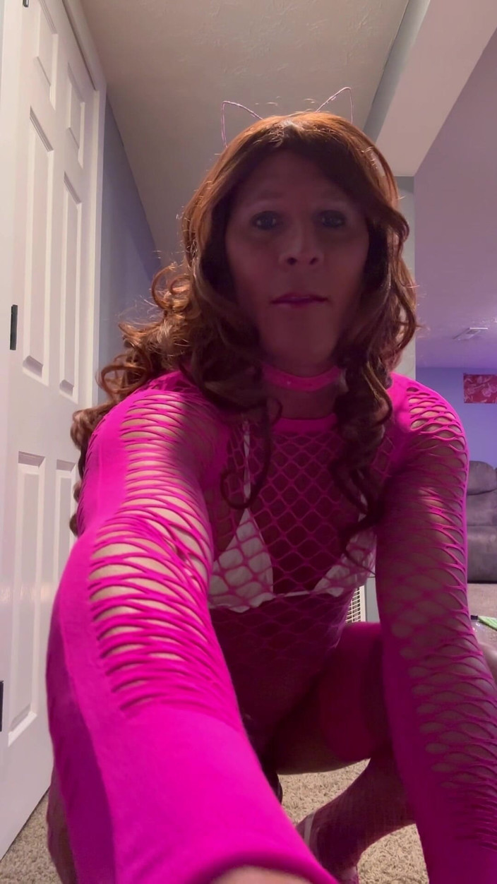 Orlandi480: Travestiet Orlandi480 poseert in roze en speelt met een keiharde...