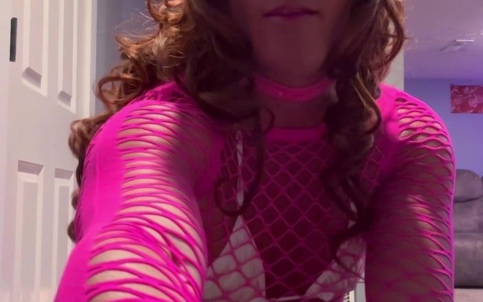 Orlandi480: Travestiet Orlandi480 poseert in roze en speelt met een keiharde...