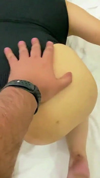 La sorellastra più sexy e sexy rimasta bloccata il fratellastro la aiuta a afferrare le sue palle succhiare il suo cazzo e lo lascia venire dentro di lei
