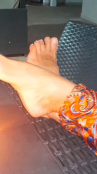 Selena's Feet Posing and Sex Games in Bed