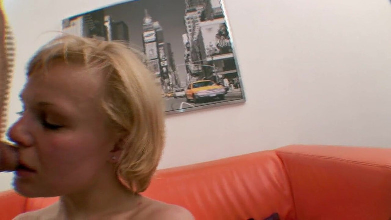 Radical: 素敵なおっぱいと丸いお尻を持つティーンエイジャーのプッシーポンプ売春婦