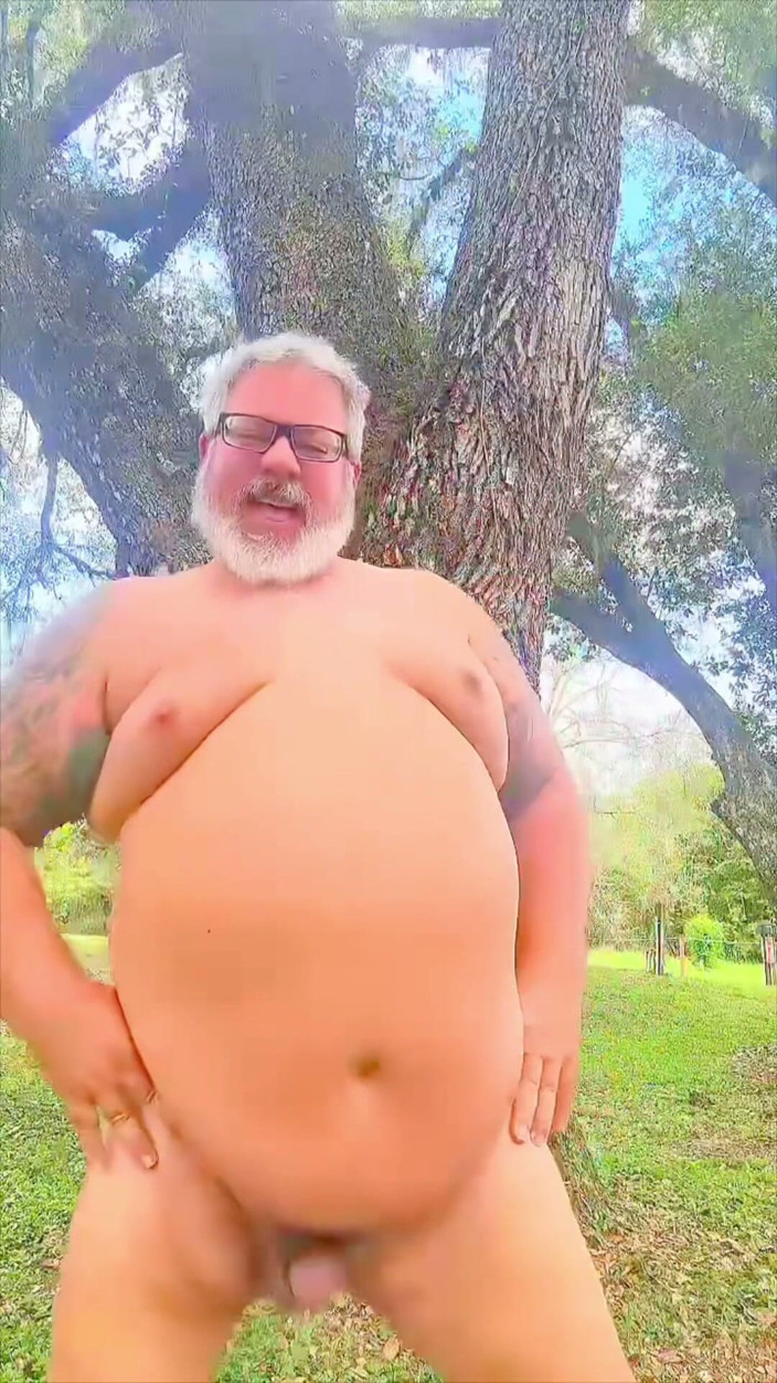 Hand-Free-Daddy-Chub: Nahý tančící medvěd v divočině ukazuje svou díru