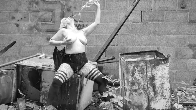 The adventures of Kylie Britain: びしょ濡れプレイ