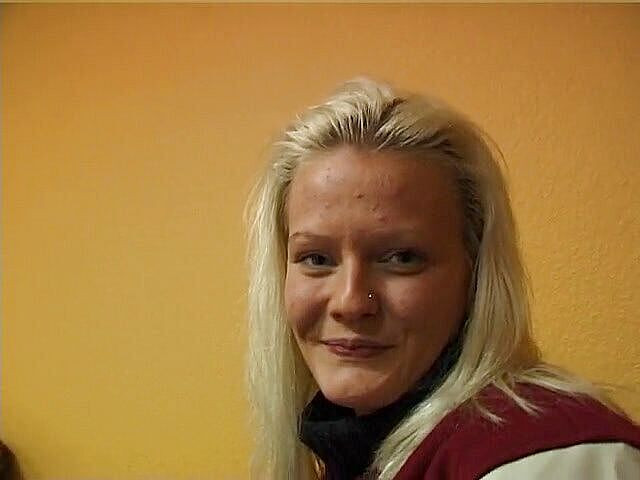 Lucky Cooch: 클리토리스를 문지르고 큰 동을 불어주는 금발 미녀