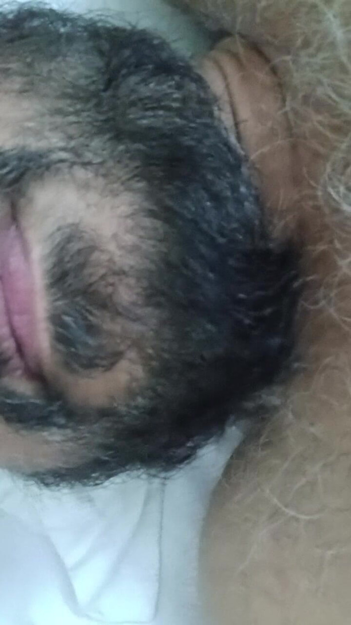 Daddy Dude: Hintli baba yatakta yatıyor seni azdırıyor ve poz verdi