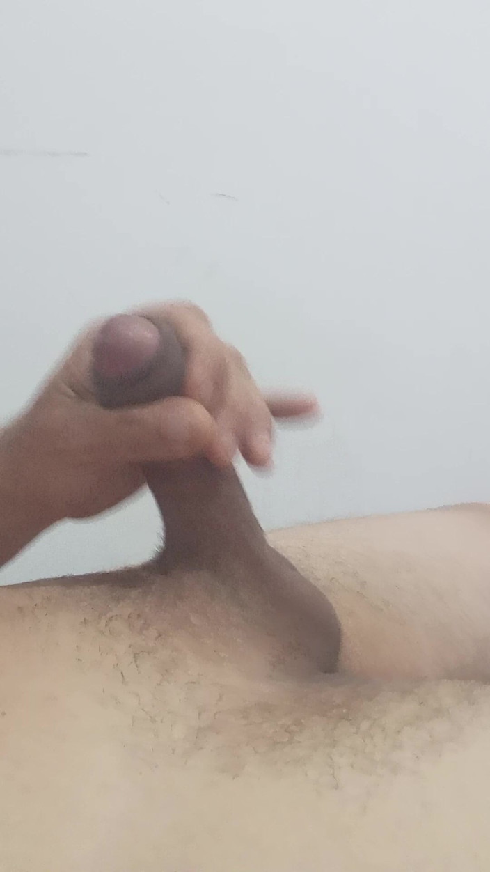 Oscar cor: Di tengah malam kontol Oscarcor01 menjadi sangat keras dan dia...