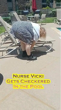Pielęgniarka Vicki nosi warchtaczki na basenie